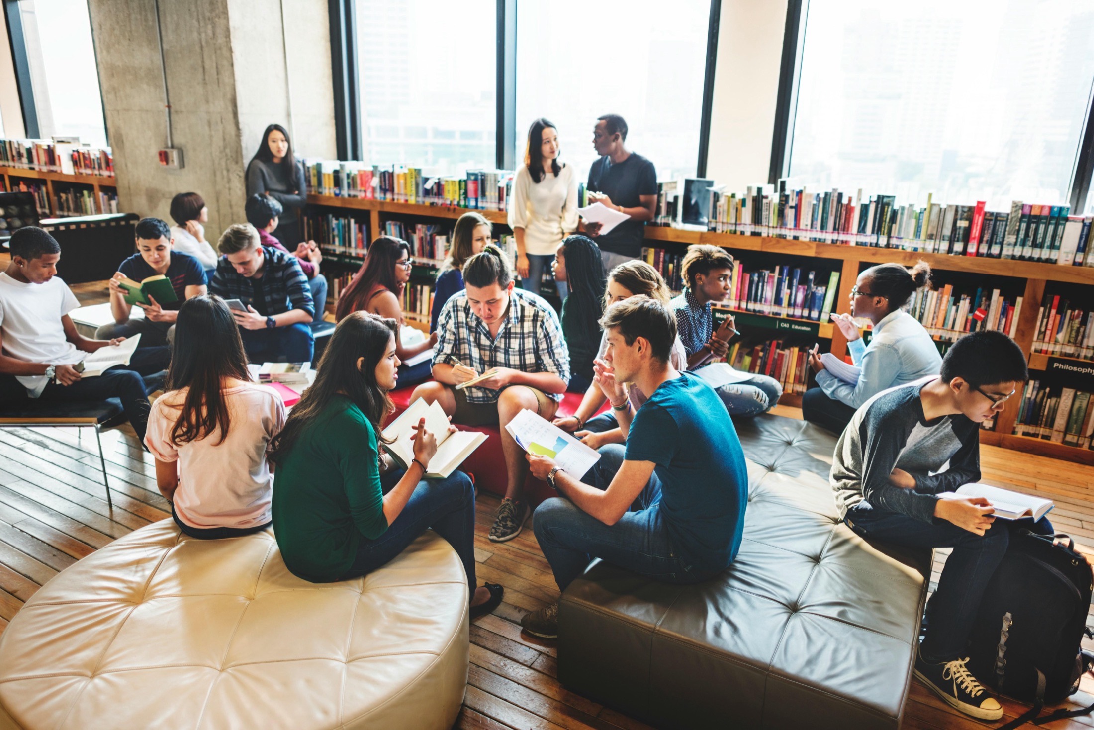 Étudiants dans une bibliothèque